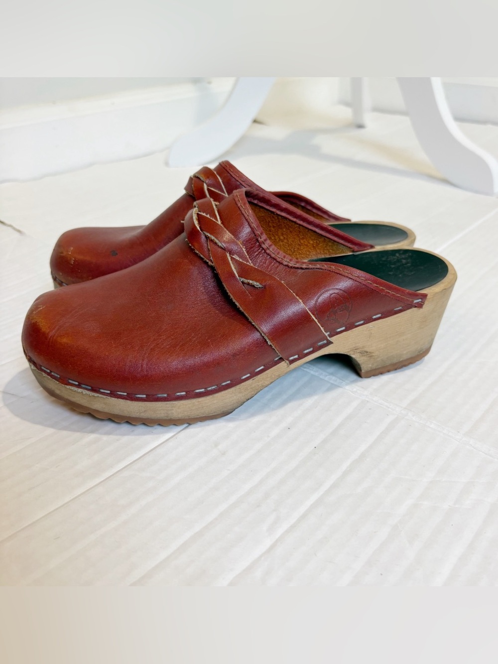 Vintage 1970s Holie Troll Red Leather Clogs Braided Size 6 Made in Sweden Wooden - Picture 3 of 16